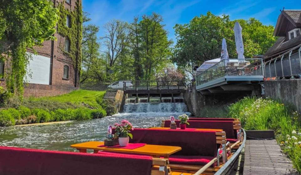 A solo una hora más o menos de Berlín, en la «Pequeña Venecia», puedes disfrutar de un idílico desayuno en el agua durante un paseo en barca de dos horas.
