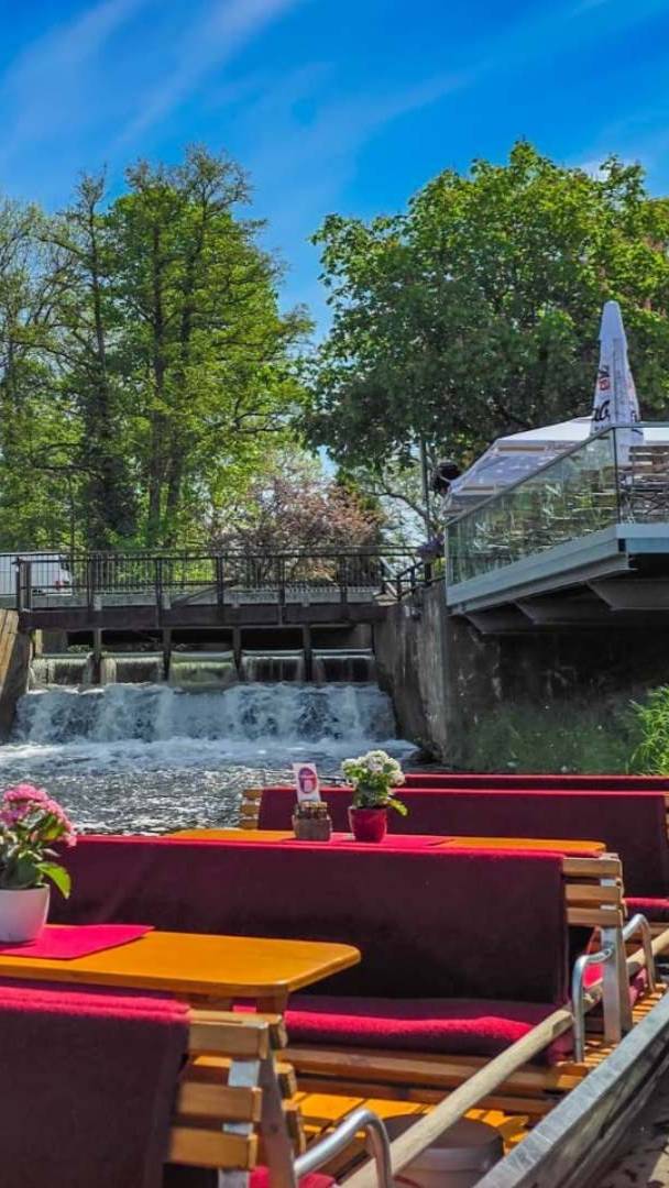 A solo una hora más o menos de Berlín, en la «Pequeña Venecia», puedes disfrutar de un idílico desayuno en el agua durante un paseo en barca de dos horas.