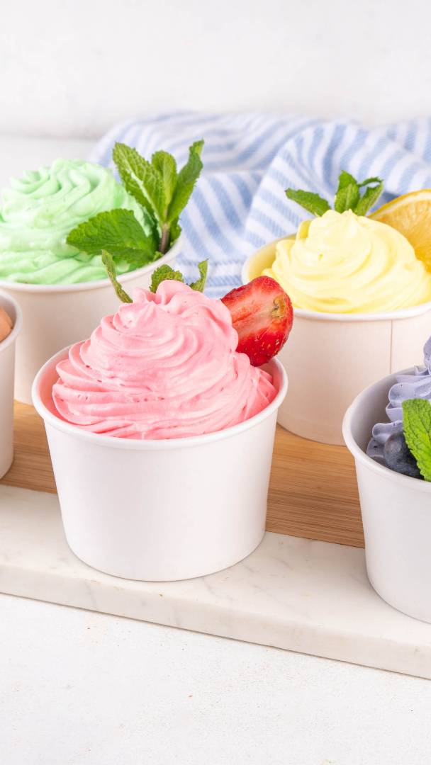 Nur 20 Minuten vom Alexanderplatz findet ihr Berlins ersten All-you-can-eat-Eisladen mit unbegrenztem Softeis und einer riesigen Auswahl an Toppings