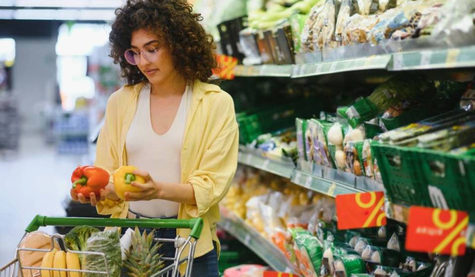 A solo 10 minutos de Alexanderplatz se encuentra el primer supermercado REWE totalmente vegetal de Alemania, con más de 2.700 productos veganos, galardonado con el PETA Vegan Food Award 2025