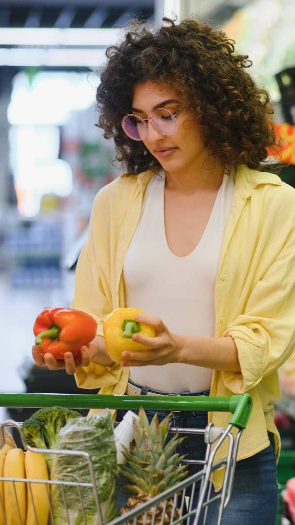 A soli 10 minuti da Alexanderplatz si trova il primo supermercato REWE interamente vegetale della Germania, con oltre 2.700 prodotti vegani – premiato con il PETA Vegan Food Award 2025