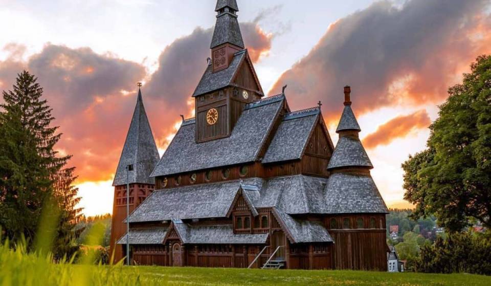 Rund 3 Stunden von Berlin findet ihr eine vollständig aus Fichtenholz erbaute Kirche nach nahezu originalgetreuem Vorbild der berühmten norwegischen Borgund-Stabkirche