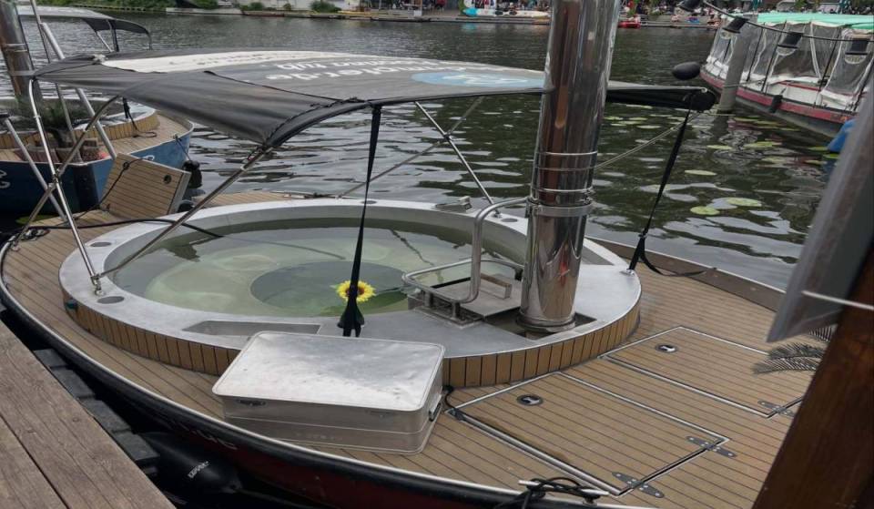 Este verano podrás dejarte llevar por el río Spree en la primera bañera flotante de Alemania, con un jacuzzi a 39 grados.