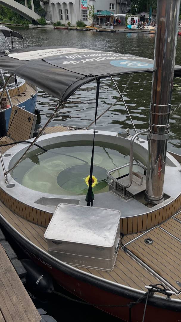 Este verano podrás dejarte llevar por el río Spree en la primera bañera flotante de Alemania, con un jacuzzi a 39 grados.