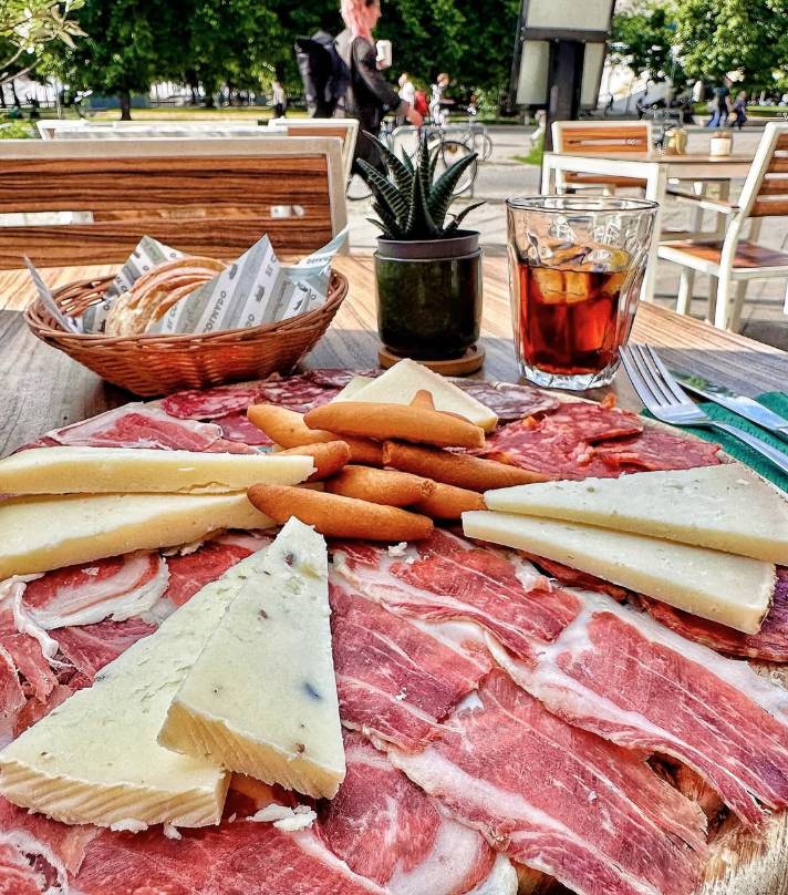 Köstlicher spanischer Schinken und Manchego Käse in der Tapas Bar El Colmado