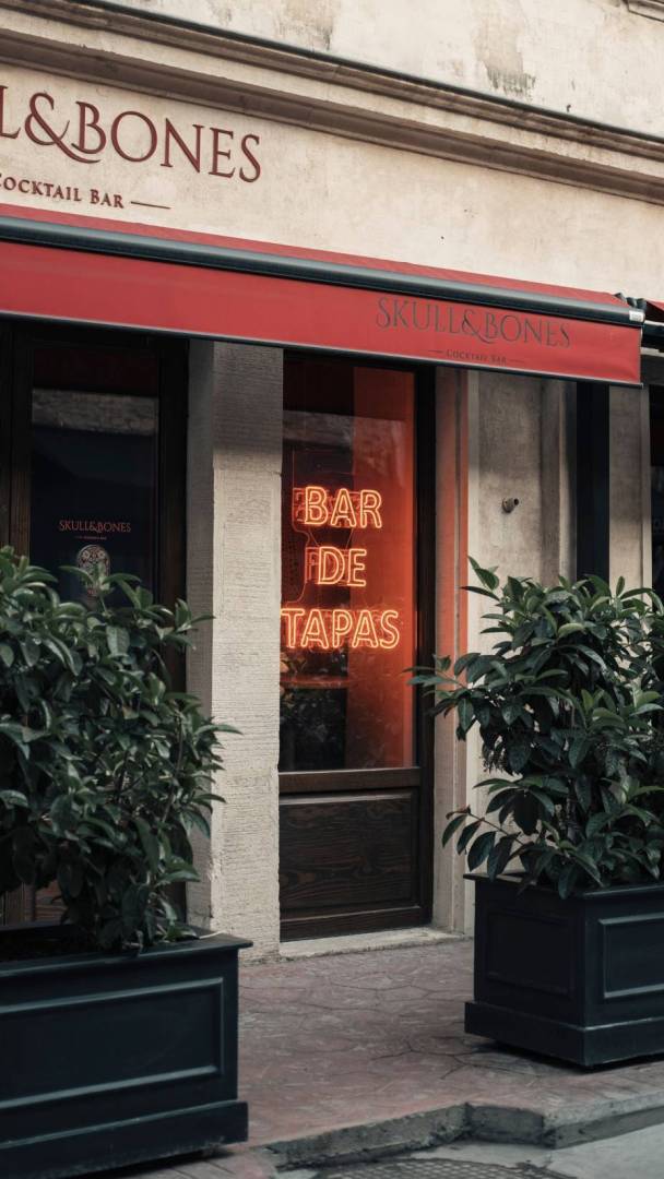 Un breve viaggio culinario in Spagna! Questi 6 bar di tapas di prima classe a Berlino ti conquisteranno con stuzzichini autentici, vini eccellenti e un’autentica atmosfera mediterranea