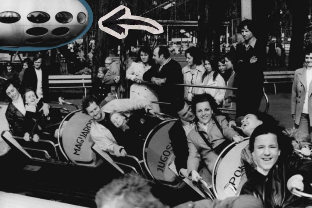 Photo en noir et blanc prise dans l’ancien Spreepark de Berlin, où une flèche dessinée indique l’OVNI Futuro 13 caché à l’arrière-plan.
