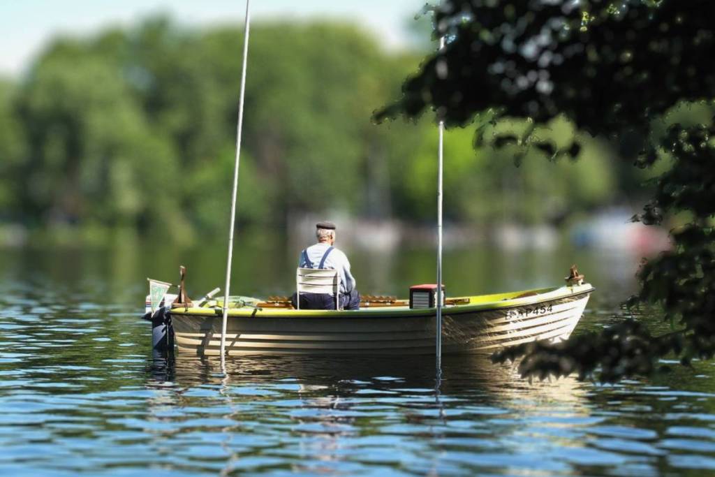 Un amateur de calme dans un petit bateau de pêche sur l’idyllique lac de Tegel, près de l’île de Valentinswerder, interdite aux voitures.