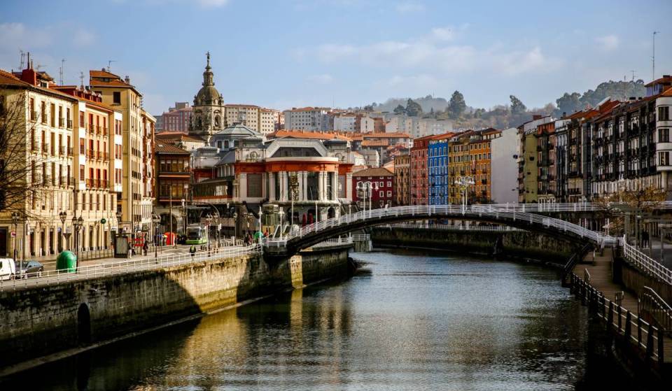 Donde los propios españoles pasan sus vacaciones: ¡coge el vuelo directo desde Berlín a esta ciudad a orillas del Atlántico y disfruta de la cultura, los pintxos y el mar!