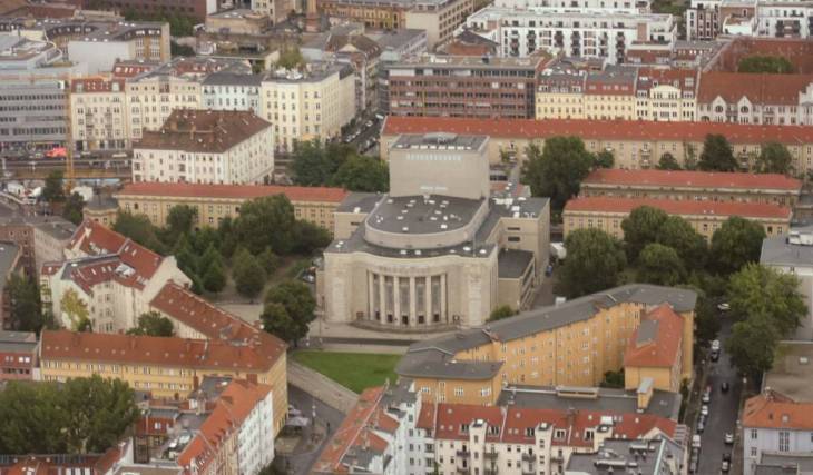 In 2 Wochen eröffnet ein 25 Meter langes Freibad vor dem berühmtesten Theater Berlins – mit kostenlosem Eintritt