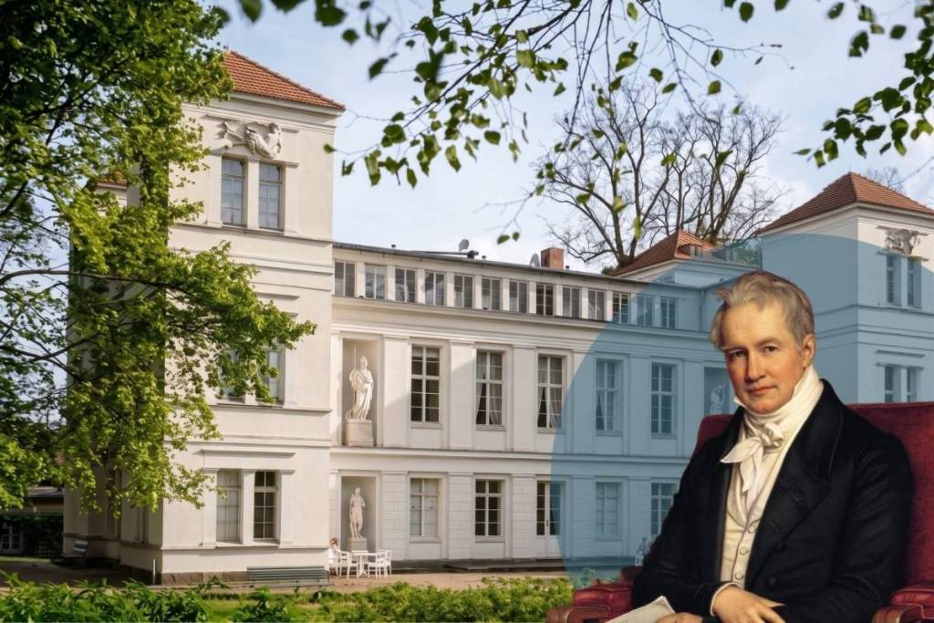 Vista esterna del castello di Tegel a Berlino con un ritratto di Wilhelm von Humboldt. Lo storico castello di Humboldt in stile neoclassico.