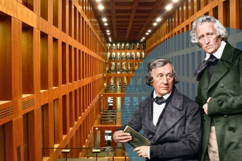 Portrait des célèbres collectionneurs de contes Jacob et Wilhelm Grimm, illustré devant les étagères du Centre Grimm de Berlin.