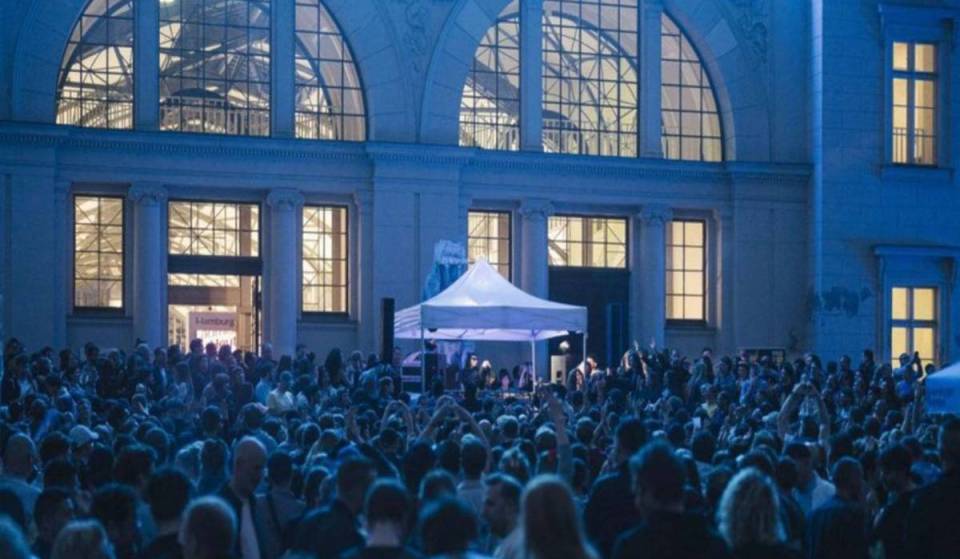 A 15 minutos de Alexanderplatz, en este jardín del museo, se celebran sesiones de DJ al aire libre y gratuitas hasta finales de agosto.