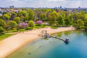 Rund 15 Minuten vom Alexanderplatz gelangt ihr zu einem Strandbad mit 52 Meter langer Wasserrutsche und 300 Meter Sandstrand