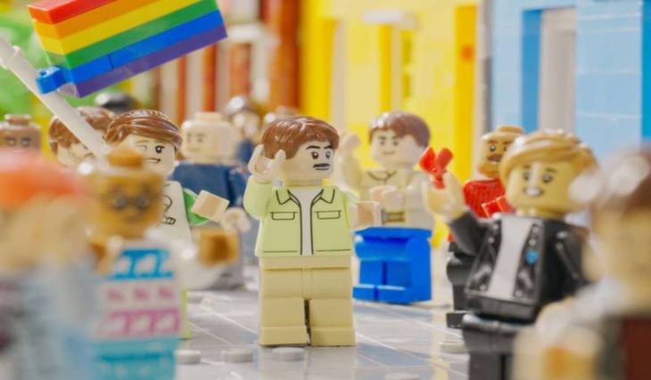 Dieses Wochenende steht direkt an der CSD-Hauptbühne ein kostenloser LEGO-Spielstand, an dem Besucher jeden Alters mitbauen können