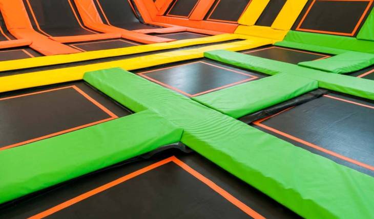 Nur 10 Minuten vom Alexanderplatz entfernt hat der größte Sprungpark der Welt mit über 4.000 m² Spielfläche und 10 miteinander verbundenen Spielbereichen eröffnet