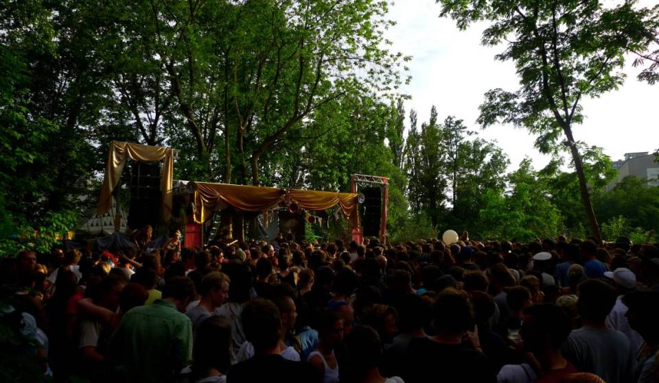 De l’espace forain enchanté à l’oasis verdoyante de quartier : c’est sur ces pistes de danse en plein air uniques que Berlin fait la fête tout l’été