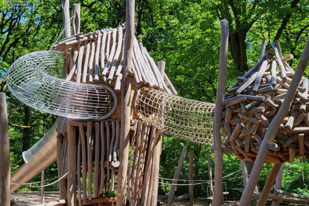 Aire de jeux en forêt au Volkspark Mariendorf