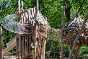 Vor rund 2 Wochen hat mitten in Berlin ein neuer Waldspielplatz eröffnet – 2,5 Mio. Euro wurden in Klettern, Balancieren und Spielen in der Natur investiert