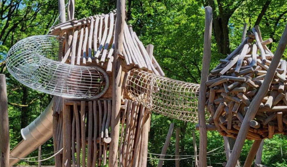 Ongeveer twee weken geleden is midden in Berlijn een nieuwe bosspeeltuin geopend – er is 2,5 miljoen euro geïnvesteerd in klimmen, balanceren en spelen in de natuur