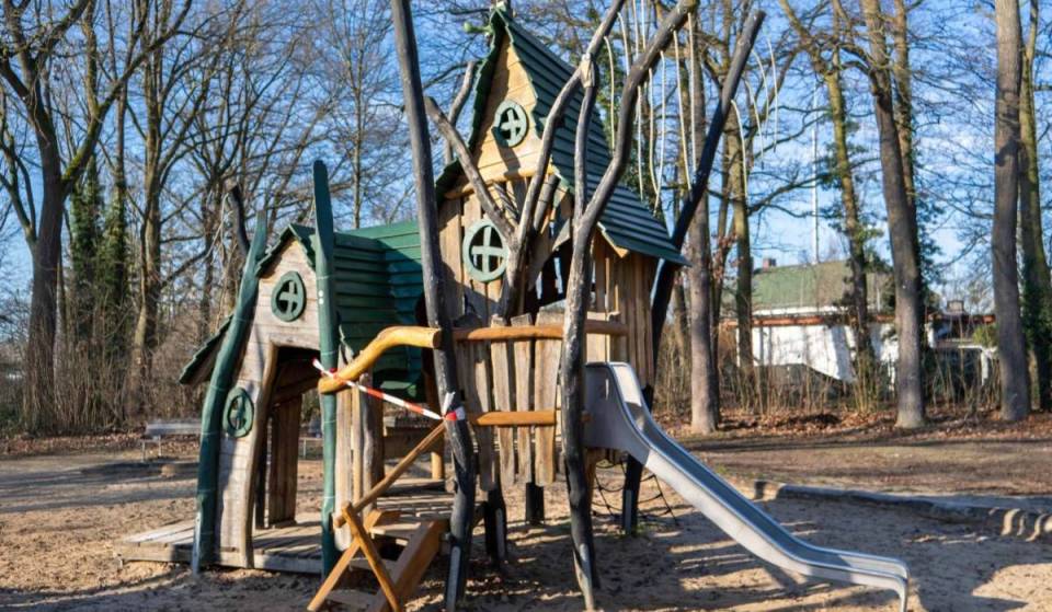 Rund 30 Minuten vom Alexanderplatz entfernt befindet sich ein von der New York Times empfohlener Spielplatz mit erneuertem Kletterwald, Piratenschiff &amp; Räuberthematik