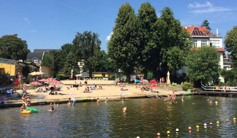 Op 30 minuten van de Alexanderplatz kom je bij het grootste meer van Berlijn, met een wateroppervlak van 7,4 km², een zandstrand, een duiktoren, beachvolleybal en nog veel meer