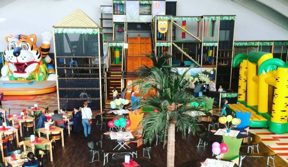 20 Minuten vom Alexanderplatz befindet sich einer der größten Indoor-Spielplätze Berlins mit über 2.000 m² Spielfläche und einer Outdoor-Fläche mit Wasserrutsche
