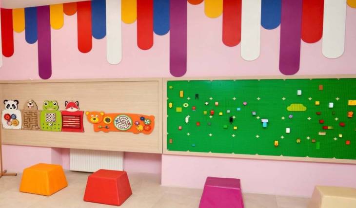 Vor nur 1 Monat hat ein neues Kindercafé in Berlin mit großem Indoor-Spielbereich, Klettergerüst, Rutschen, Bällebad & mehr eröffnet