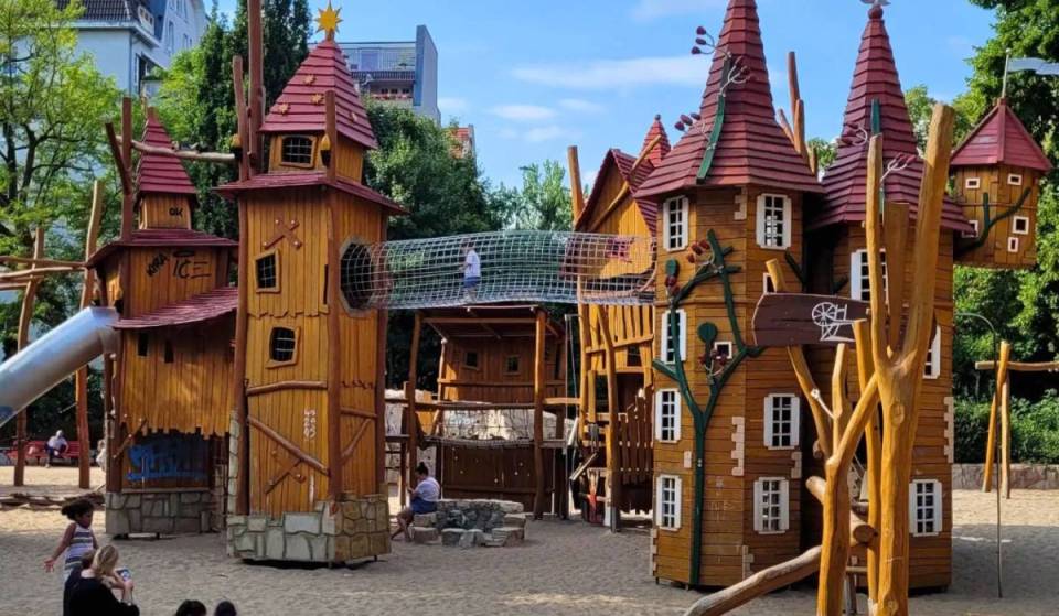 En pleno Berlín Schöneberg encontrarás el parque infantil mejor valorado de Berlín, con un 96 % de satisfacción. Te esperan un castillo enorme, toboganes y mucha diversión trepando 