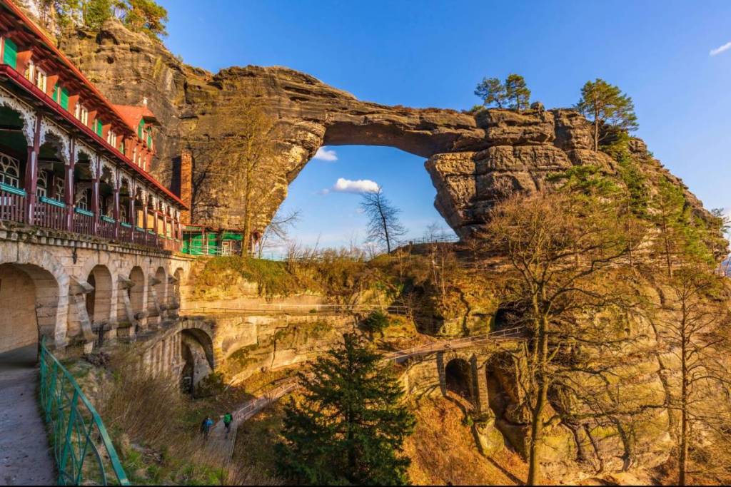 De beroemde Prebischtor (Pravčická brána) in het zonlicht, de grootste natuurlijke zandsteenbrug van Europa in het Nationaal Park Boheems Zwitserland.