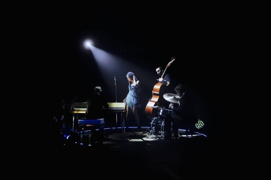 Muzikante Laufey treedt op het podium op samen met haar band