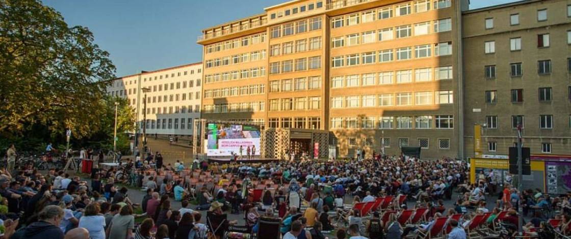 4 Wochen lang verwandelt sich die ehemalige Stasi-Zentrale in Berlin in ein Open-Air-Kino bei kostenlosem Eintritt