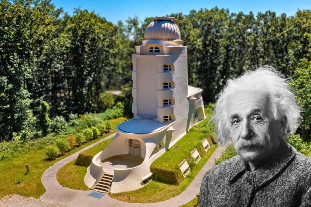 Porträt des Physikers Albert Einstein im Vordergrund vor dem von Erich Mendelsohn entworfenen Einsteinturm im Wissenschaftspark Potsdam.