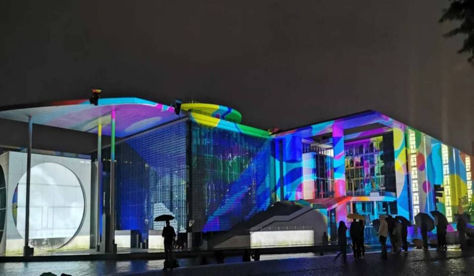 Ce bâtiment du Parlement berlinois te propose tous les soirs jusqu’en octobre des spectacles gratuits de 40 minutes mêlant cinéma, lumières et son