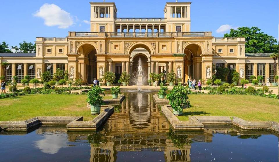 À seulement 50 minutes de Berlin, tu trouveras un château de la Renaissance italienne de 300 mètres de long. Il abrite plus de 50 répliques des tableaux les plus importants de Raphaël