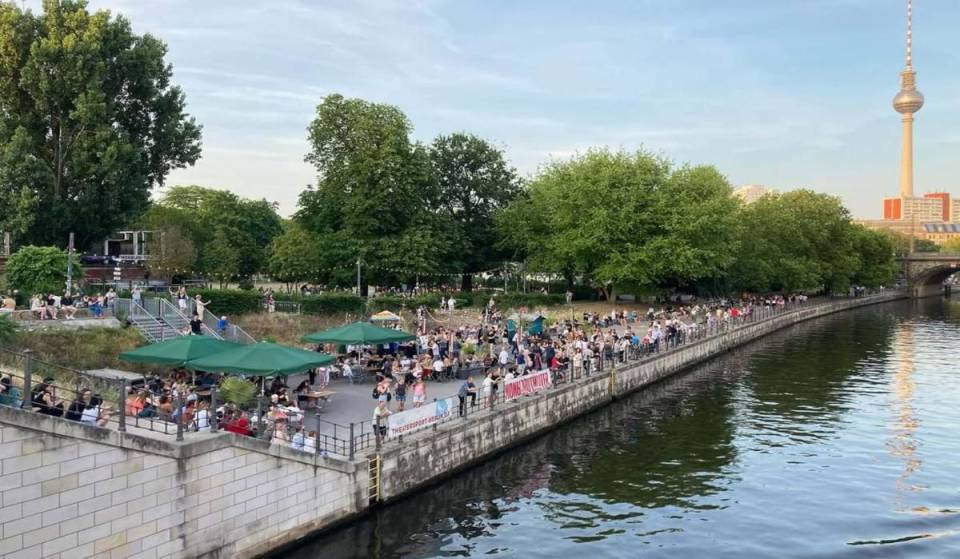 C’est au bord de la Spree que se déroule gratuitement la plus belle soirée dansante estivale de Berlin – avec de la bachata, de la salsa, du swing et bien plus encore
