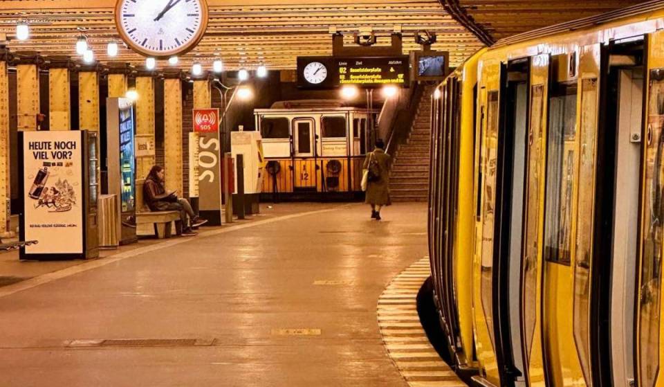 Diese über 100 Jahre alte Berliner U-Bahn-Station ist ein kostenloses Museum mit historischem Triebwagen, Fliesen im babylonischen Stil, 22 Emaille-Tafeln &amp; mehr