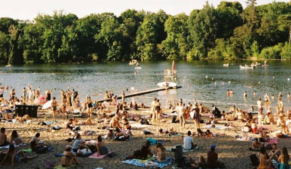Op slechts 30 minuten van de Alexanderplatz vind je een zandstrand van 15.000 m² en een ligweide van 40.000 m², inclusief een waterglijbaan, speeltuinen en een apart naaktstrand