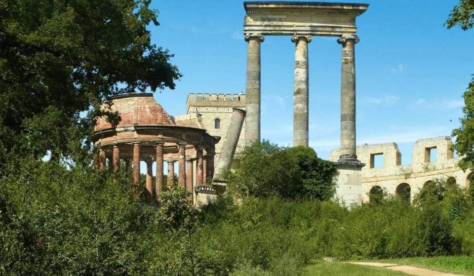 À 50 minutes de Berlin, tu trouveras des ruines antiques sur une colline. Ce site vieux de 270 ans, situé dans l’un des plus beaux parcs du Brandebourg, était autrefois destiné à une tout autre fonction