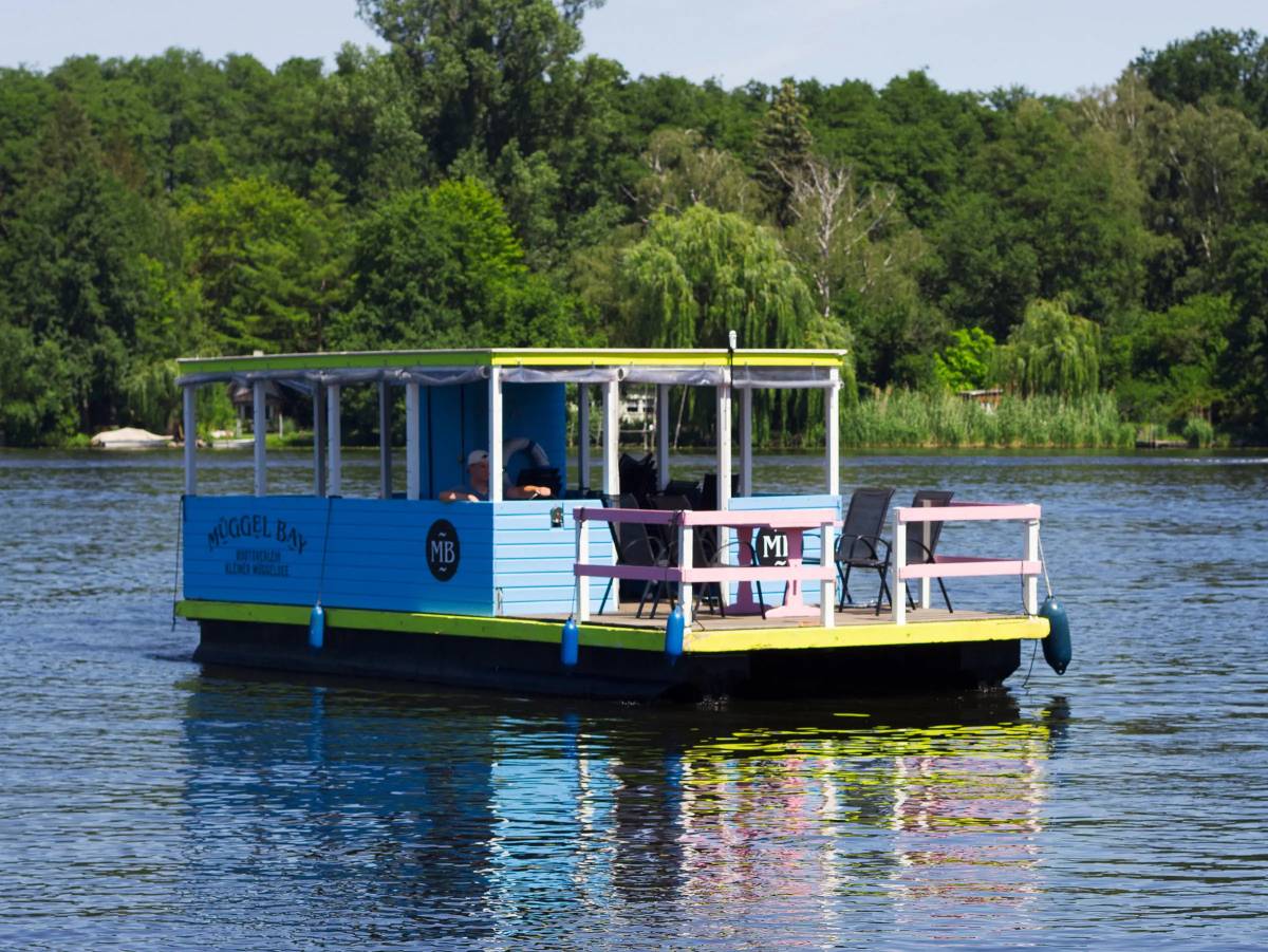 Rent a raft and relax on the small Müggelsee