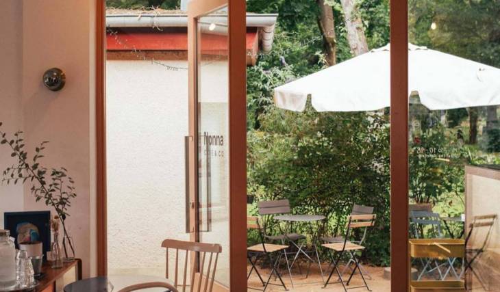 Nur 10 Minuten vom Alexanderplatz gelangt ihr zu einem versteckten Café auf einem über 200 Jahre alten Friedhof, wo es Buchteln wie bei Oma gibt