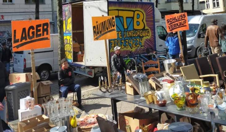 Jeden Sonntag verwandelt sich dieser Platz zum beliebtesten Flohmarkt Berlins – mit Kleidungsstücken ab 2 €