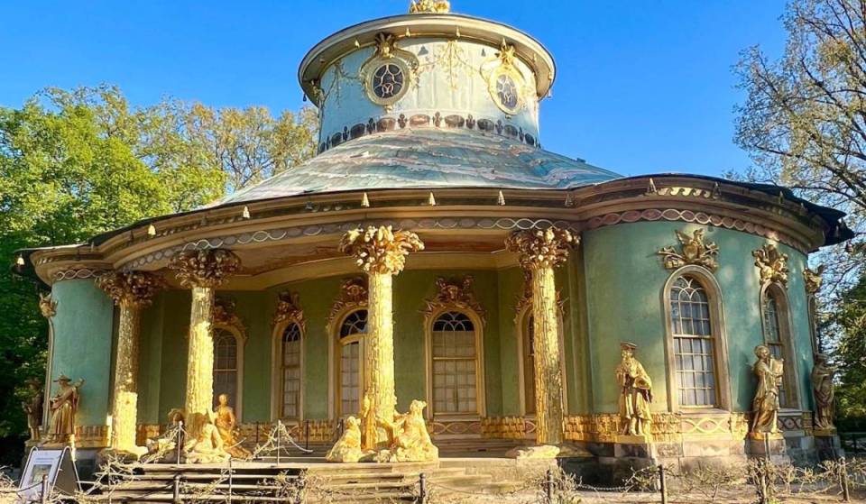 40 Minuten von Berlin steht im „preußischen Versailles“ Brandenburgs ein rund 270 Jahre alter, goldener chinesischer Pavillon mit kleeblattförmigem Grundriss