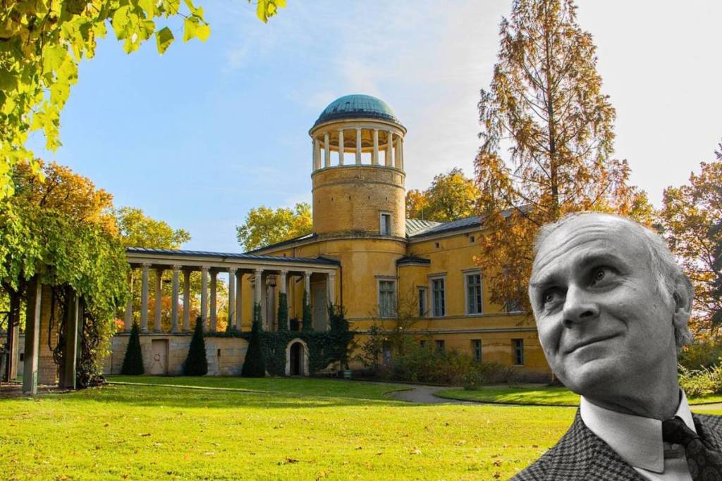 A photomontage of comedian Loriot in front of the yellow Lindstedt Palace in Potsdam, on the site of which his ancestors once owned a manor.