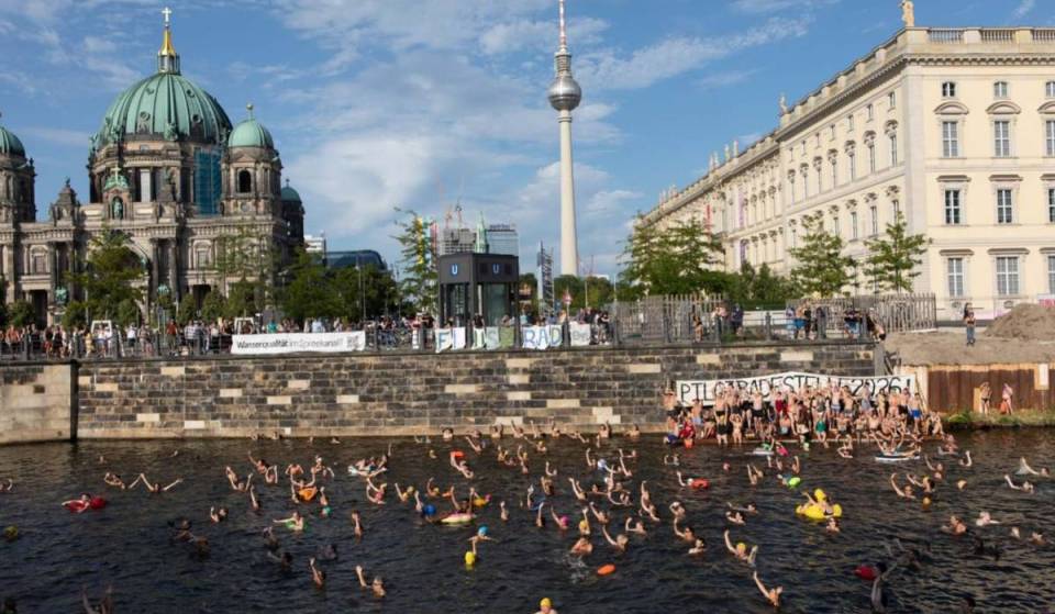 In 3 Tagen schwimmen wieder Hunderte Menschen kostenlos in der Spree – bei der letzten Mit-Schwimm-Demo vor den Wahlen