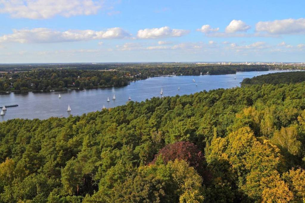 Vista aérea del paisaje del Havel con veleros y el frondoso Grunewald, una vista desde el Havelhöhenweg.