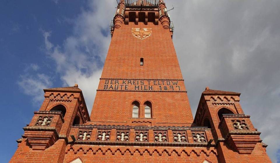 Just 40 minutes from Tiergarten, one of Berlin’s most beautiful observation towers towers over the Havel. On a 13-km hike, you’ll discover the idyllic south of Berlin and a 55-meter-high giant