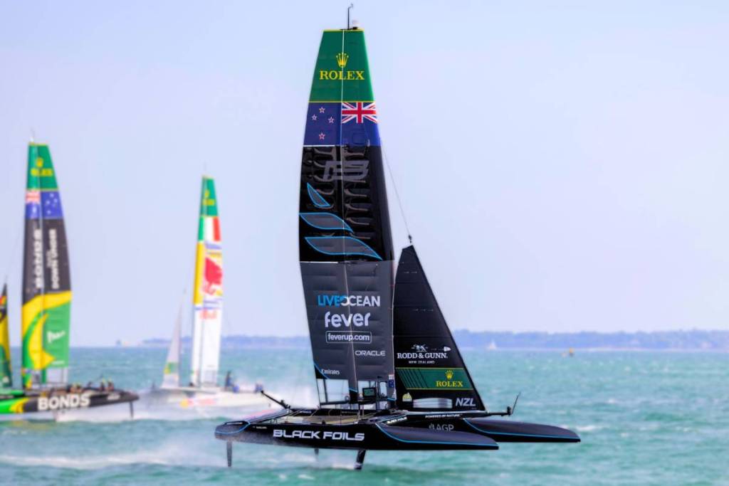 Das neuseeländische Segel-Team Black Foils jagt mit seinem neuen Katamaran Manawatītī beim SailGP über die Wellen.