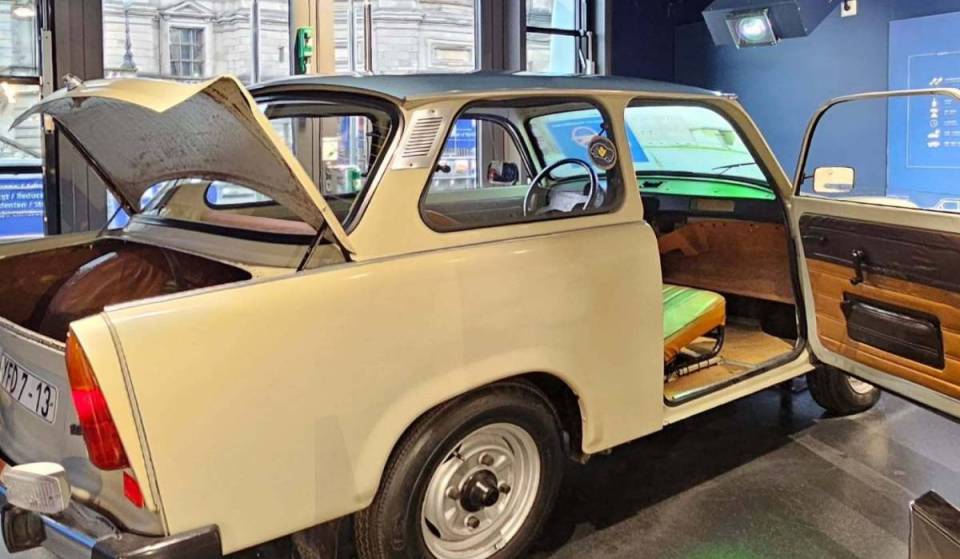 Direkt an der Spree befindet sich ein Museum, das 400.000 Objekte aus der DDR beherbergt, darunter einen 1-Megabit-Chip &amp; ein Germina-Skateboard
