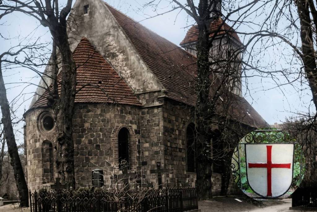 Die steinerne Dorfkirche Tempelhof mit historischem Kirchhof und einer Einblendung des berühmten roten Kreuzes der Tempelritter.